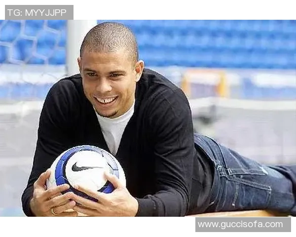 足球巨星亲临时尚秀场，展现球场外别样风采的卡通画风格作品